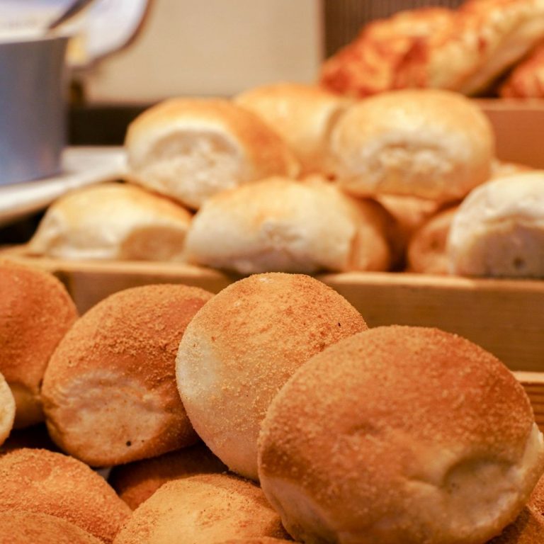 Brötchen Frisch gebackene Brötchen in Körben, goldbraun und weich.