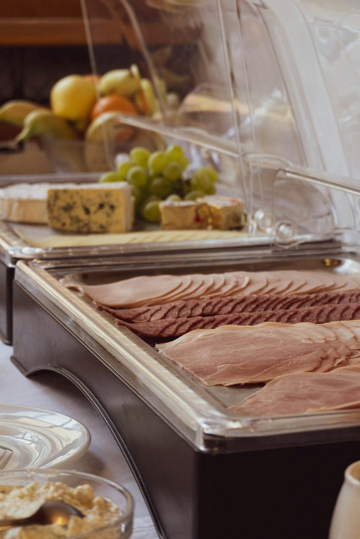 Buffet Ein Buffet mit Käse, Trauben und Aufschnitt in eleganten Schalen.